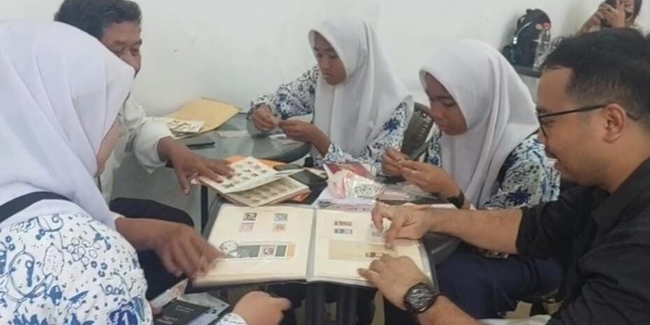 Para siswa SMPN 1 Medan memilih Filateli topik tugas kelompok di sekolah


