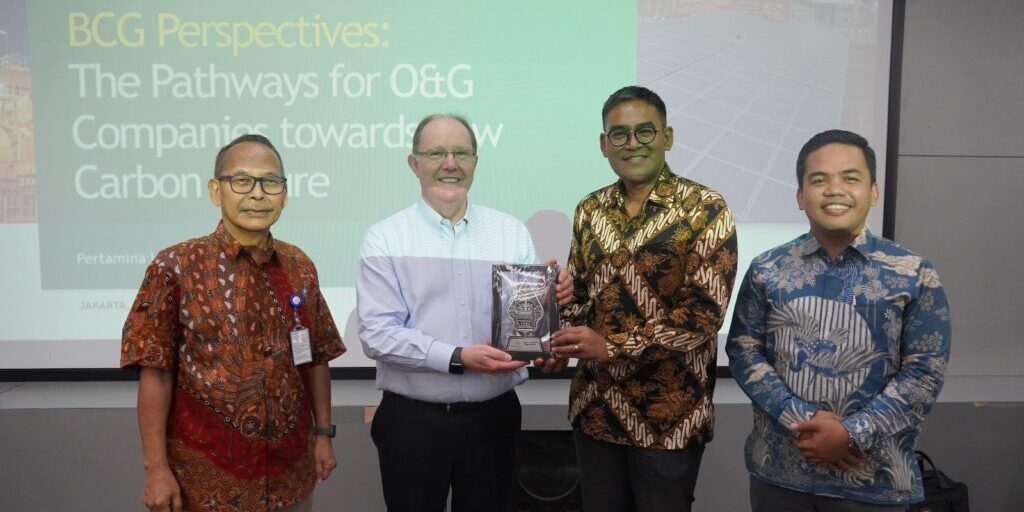 Penyerahan apresiasi dari Agus Mashud S. Asngari, Presiden Direktur Pertamina Foundation kepada Dr. Marcus, didampingi Yulius S. Bulo dan Prof. Dr. Ir. Rudi Sayoga Gutama Benggolo

