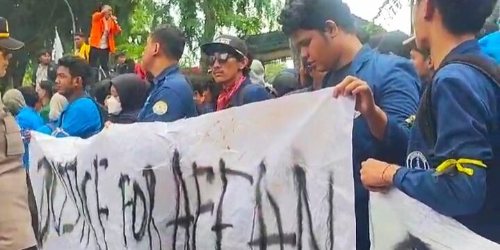 Demo di depan gedung DPRD Sumatera Utara (Sumut)