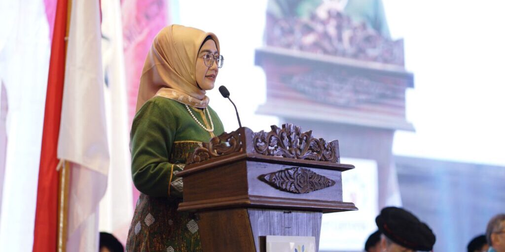 Direktur Keuangan PT Pertamina (Persero), Emma Sri Martini, menyampaikan keynote speech pada Wisuda Ke-10 Universitas Pertamina