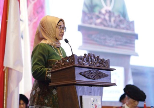 Direktur Keuangan PT Pertamina (Persero), Emma Sri Martini, menyampaikan keynote speech pada Wisuda Ke-10 Universitas Pertamina