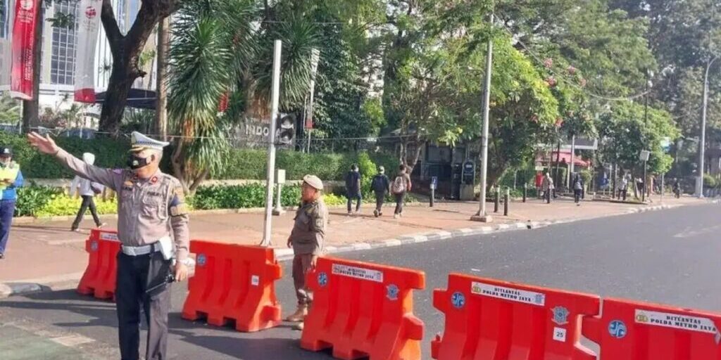 Polisi mengalihan lalu lintas di kawasan gedung MK Jakarta Pusat. 