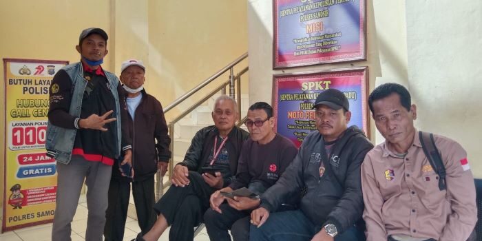 Efendy Naibaho, Nikanor Sitohang, Jadiamat Simbolon, Warto Janpeter Sinurat dan Jeremia Pasaribu mengantar langsung dumas ke Polres Samosir