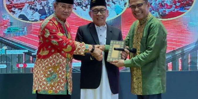 Wakil Ketua YMSM, Yan Partawidjaja, Ketua Pelaksana Amaliyah Ramadan Masjid Istiqlal, Ismail Cawidu dan Ketua Umum YMSM, Saleh Husin

