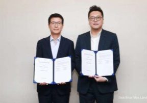 Michael Widjaja, Group CEO Sinar Mas Land (kanan) dan Oh Sechul, CEO Samsung C&T Engineering & Construction Group (kiri) menandatangani Memorandum of Understanding di Kantor Pusat Samsung C&T – Seoul, Korea Selatan