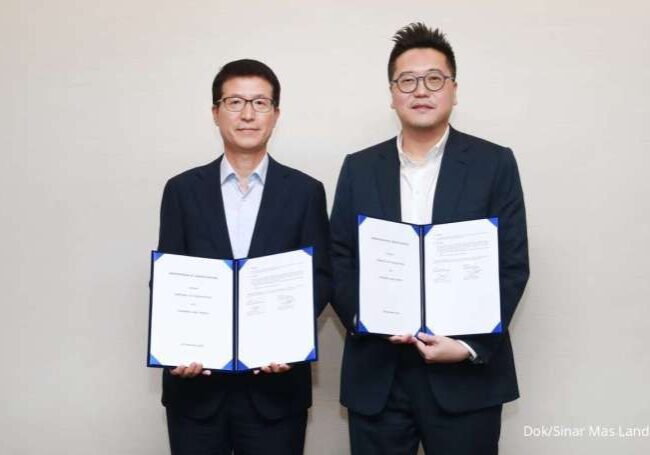 Michael Widjaja, Group CEO Sinar Mas Land (kanan) dan Oh Sechul, CEO Samsung C&T Engineering & Construction Group (kiri) menandatangani Memorandum of Understanding di Kantor Pusat Samsung C&T – Seoul, Korea Selatan