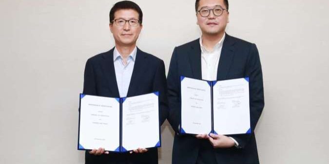 Michael Widjaja, Group CEO Sinar Mas Land (kanan) dan Oh Sechul, CEO Samsung C&T Engineering & Construction Group (kiri) menandatangani Memorandum of Understanding di Kantor Pusat Samsung C&T – Seoul, Korea Selatan