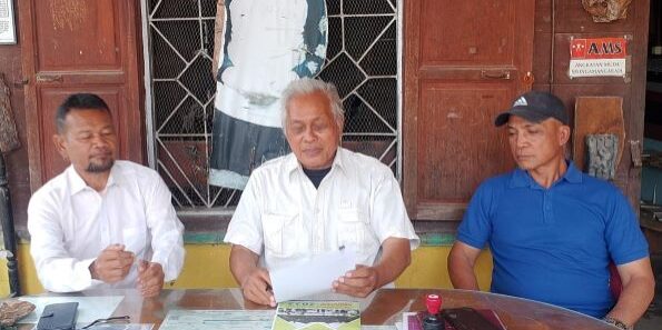 Penyerahan SK oleh Ketua Yayasan Pusuk Buhit, Efendy Naibaho (tengah) di Kantor Sekretariat Yayasan Pusuk Buhit