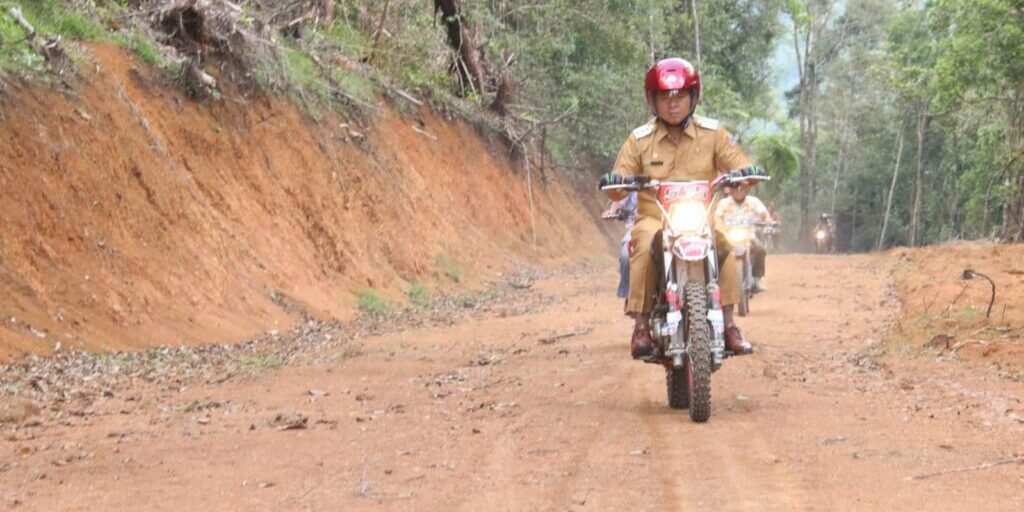 Kunker Bupati Taput meninjau Pembukaan Jalan 