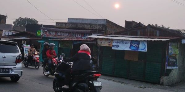 Kabut asap melanda kota Medan, terlihat matahari berwarna kemerahan diabadikan pada Selasa petang di jalan Panglima Denai Medan. (Foto: Fadmin Malau)

