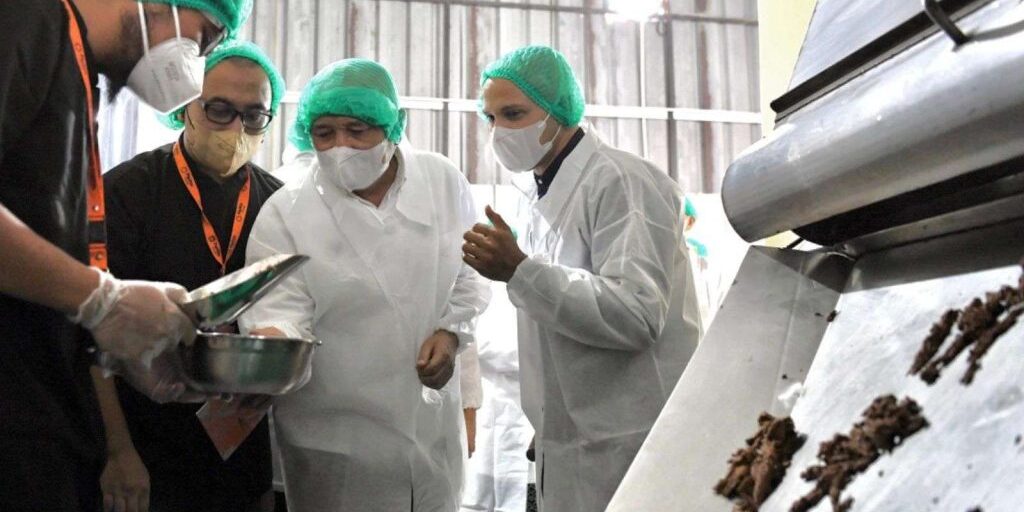 Menteri Koperasi dan UKM Teten Masduki (kedua dari kanan) saat mengunjungi pabrik cokelat di kawasan Gunung Sindur, Kabupaten Bogor, Jawa Barat. 