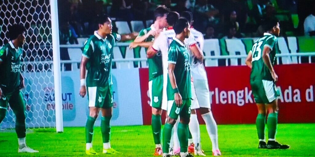 Kemelut di gawang PSMS Medan pada babak pertama pertandingan dimenangkan PSMS Medan 1 – 0