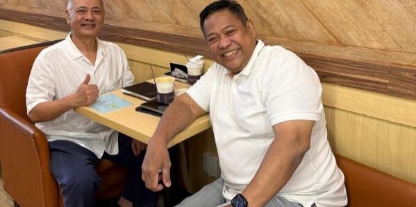 Penulis Eddy Keleng Ate Berutu (Kanan) bersama Paulus Tamie