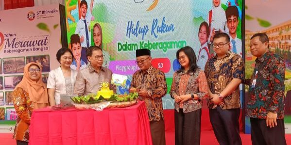 Menteri Pendidikan Dasar dan Menengah (Mendikdasmen) Abdul Mu'ti memotong tumpeng peringatan 39 tahun YPSIM. (Foto: Humas YPSIM) 