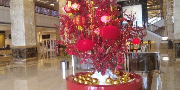 Pernak-pernik Imlek di lobby salah satu hotel berbintang di kota Medan. (Foto: Fadmin Malau)