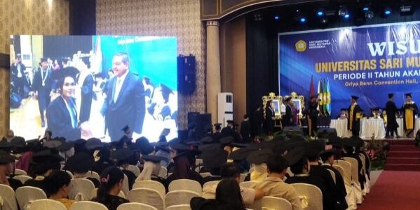 Rektor Universitas USM-Indonesia Prof Dr Ivan Elisabeth Purba SH MKes mewisuda para lulusan USM-Indonesia didampingi Ketua Yayasan Sari Mutiara Dr. Parlindungan Purba. (Foto: Fadmin Malau)