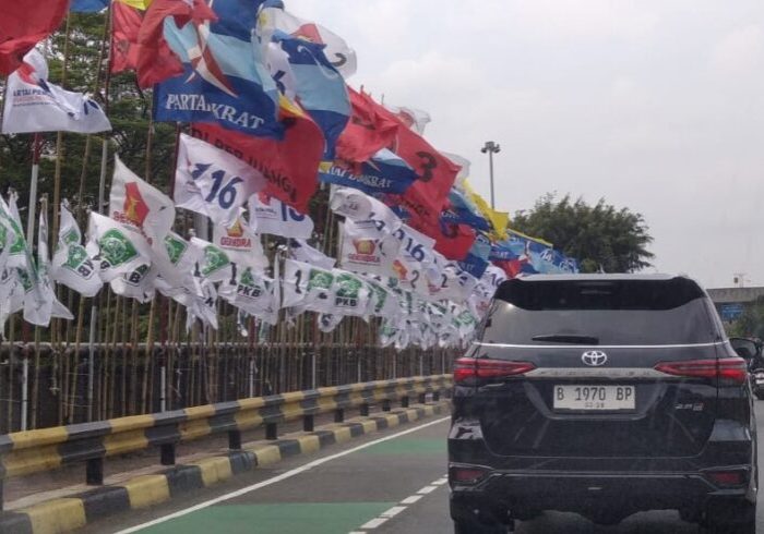 Warna Warni Bendera Parpol. (Foto: Fadmin Malau)

