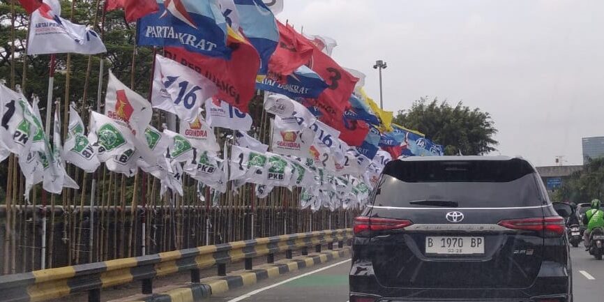 Warna Warni Bendera Parpol. (Foto: Fadmin Malau)

