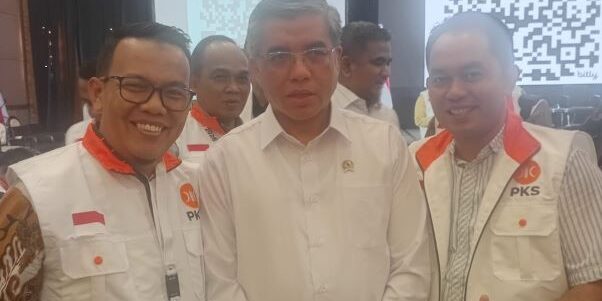 Menteri Ketenagakerjaan Prof. Ir. Yassierli, S.T., M.T., Ph.D. bersama Datuk Iskandar Muda anggota DPRD Kota Medan (foto kiri) dari partai PKS Kota Medan