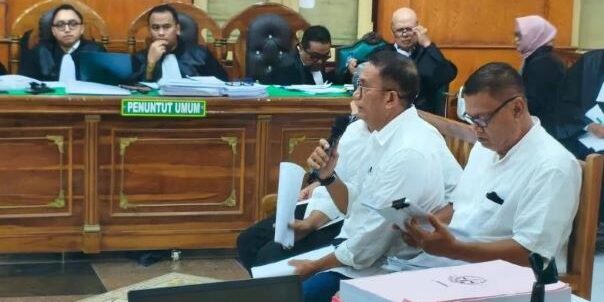 Terdakwa mendengarkan pembacaan tuntutan JPU pada sidang kasus pengalihan HGU PTPN II kepada PT Nusa Dua Propertindo di Pengadilan Tipikor Medan