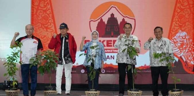 Penyerahan simbolis 2.000 pohon untuk konservasi hutan di lereng gunung merapi Kabupaten Sleman