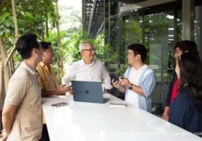 CEO Apple Tim Cook bersama para content creator asal Indonesia berbagi passion for technology untuk menginspirasi content creator baru