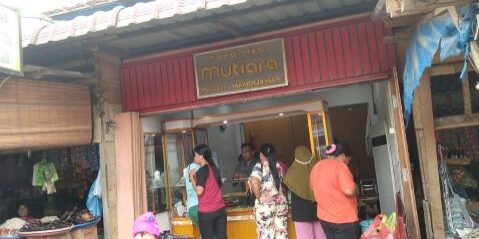 Toko Mas Mutiara, perdagangan emas di Kecamatan Manduamas Tapanuli Tengah Sumatera Utara. (Foto: Fadmin Malau)