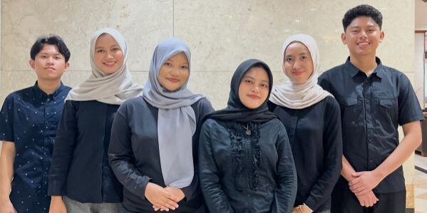 Empat mahasiswa Program Studi Ekonomi Universitas Pertamina, mengembangkan ReSoleve, produk perawatan sepatu 2-in-1 berbahan dasar minyak jelantah. (Foto: Humas UPER)