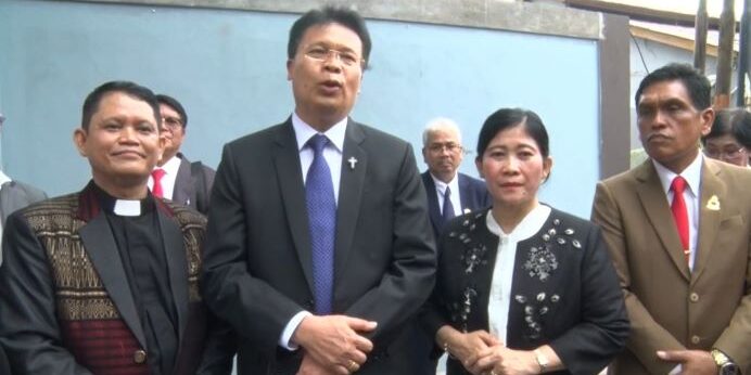 Ephorus HKBP Pdt Victor Tinambunan (tengah) bersama Praeses (Pemimpin) HKBP Distrik XXI Banten Pdt Sumihar Sinaga (kanan), dan Pdt Johannes Z. Butarbutar (kiri) usai peresmian HKBP Resort Letare, Tangerang, Banten