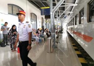 Menanti keberangkatan Kereta Api di Medan