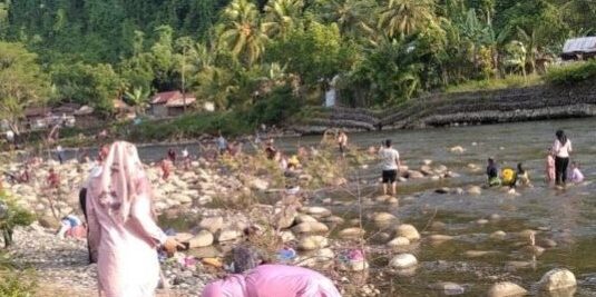 Mandi Balimao di Aek (sungai) Sirahar di Husor Kecamatan Barus Utara