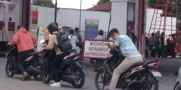 Stok BBM masih kosong pada sejumlah SPBU di Medan, warga mengantre. (Foto: Fadmin Malau)

