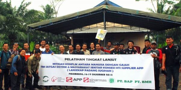 Pelatihan konservasi gajah dan berbagi strategi mitigasi konflik dengan anggota masyarakat dan pekerja perusahaan