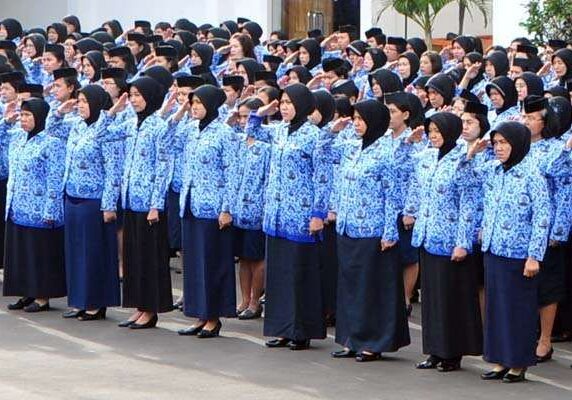 Aparatur Sipil Negara tengah memakai seragam Korpri mengikuti upacara bendera.