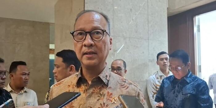Menteri Perindustrian (Menperin) Agus Gumiwang Kartasasmita. Apabila produk berteknologi tinggi dapat diproduksi oleh industri dalam negeri, maka pemerintah wajib memprioritaskan pembelian produk tersebut. 

