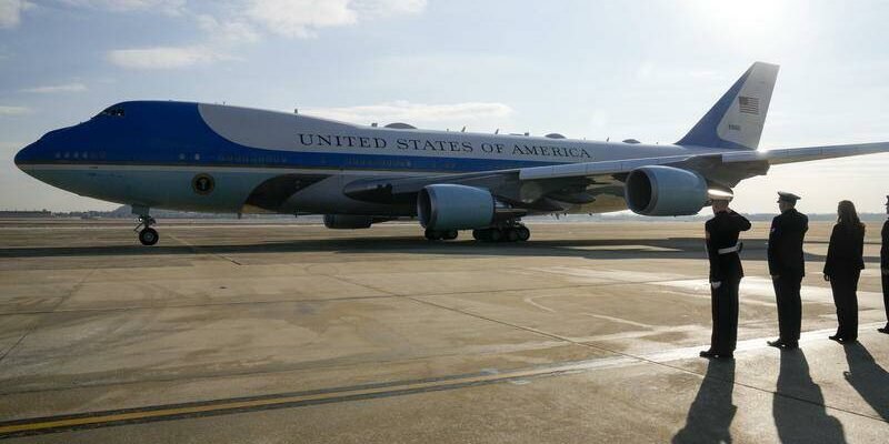 Air Force One di pangkalan Joint Base Andrews,Maryland