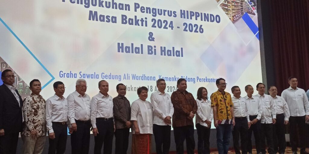 Menko Perekonomian Airlangga Hartarto (tengah, batik coklat) dalam acara pengukuhan Pengurus Hippindo di Kantor Kemenko Perekonomian di Jakarta, Jumat (19/4/2024). 