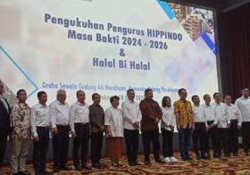 Menko Perekonomian Airlangga Hartarto (tengah, batik coklat) dalam acara pengukuhan Pengurus Hippindo di Kantor Kemenko Perekonomian di Jakarta, Jumat (19/4/2024). 