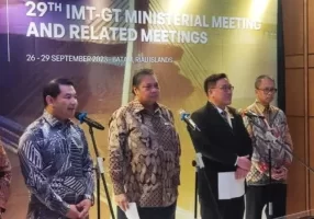 Menteri Koordinator Bidang Perekonomian, Airlangga Hartarto mengikuti pertemuan tiga menteri Asean yang bertajuk Indonesia, Malaysia, Thailand Growth Triangle (IMT-GT) di Hotel Marriot Batam, Jumat (29/9/2023).

