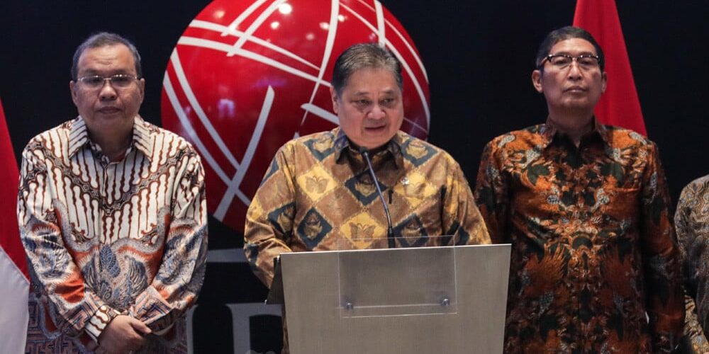 Menteri Koordinator Bidang Perekonomian Airlangga Hartarto (tengah) didampingi Kepala Eksekutif Pengawas Pasar Modal, Keuangan Derivatif, dan Bursa Karbon OJK Inarno Djajadi (kanan) dan Direktur Utama PT Bursa Efek Indonesia (BEI) Iman Rachman memberikan paparan saat konferensi pers di Jakarta, Senin (1/9/2025).

