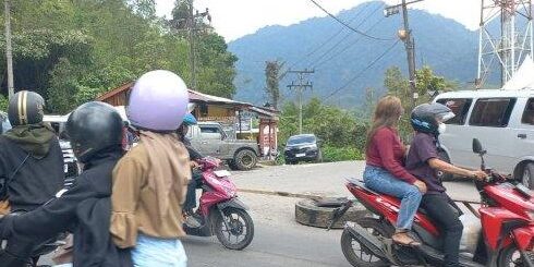 Diblokade jalan menuju lokasi air panas Lau Sidebuk-debuk
