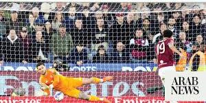 Aksi Heroik Kiper Leeds United, Lucas Perri