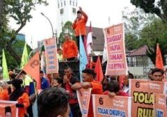 Buruh Provinsi Sumatera Utara menggelar aksi damai di depan gedung DPRDSU dalam memperingati hari buruh internasional pada 1 Mei 2024.