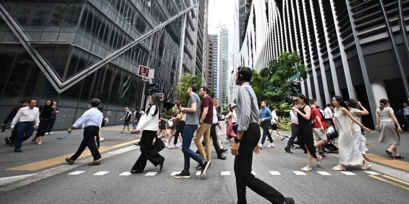 Aktivitas warga Singapura pada hari kerja 