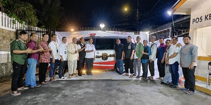Ketua RW 08 berfoto bersama warga &amp; tim Janaiz.