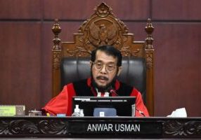 Mantan Ketua Mahkamah Konstitusi (MK) Anwar Usman saat memimpin sidang putusan uji materi, di Gedung MK beberapa waktu lalu. 