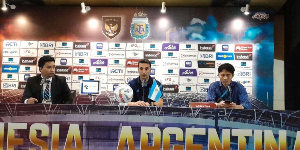 Pelatih Timnas Argentina, Lionel Scaloni (tengah) saat memberikan keterangan kepada media usai pertandingan melawan Indonesia pada FIFA Matchday yang berlangsung Senin (19/6/2023) di Stadion Utama Gelora Bung Karno (SUGBK) Senayan, Jakarta.