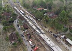 Foto udara lokasi kecelakaan kereta api Argo Semeru dan Argo Wilis di kawasan Kalimenur, Sukoreno, Kulonprogo, DI Yogyakarta, Selasa (17/10/2023). Pihak KAI belum menemukan penyebab anjloknya KA Argo Semeru tersebut. Saat ini masih dalam penyelidikan.


