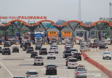 Kendaraan pemudik Natal 2020 melintas menuju gerbang Tol Cipali, Palimanan, Cirebon, Jawa Barat, Kamis (24/12/2020)