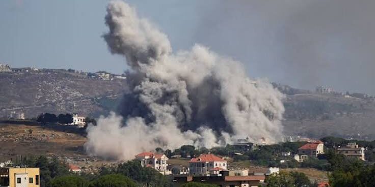 Asap mengepul dari Lebanon selatan setelah serangan Israel